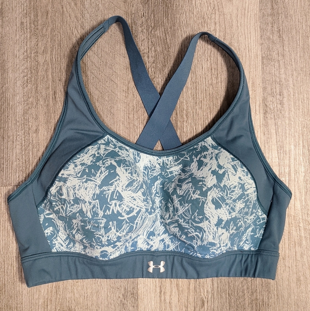 Under Armour Sports Bra SZ Large Padded Cups, Clasp Closure